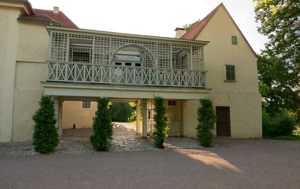 Hauptgebäude und Nebengebäude Schloss Tiefurt