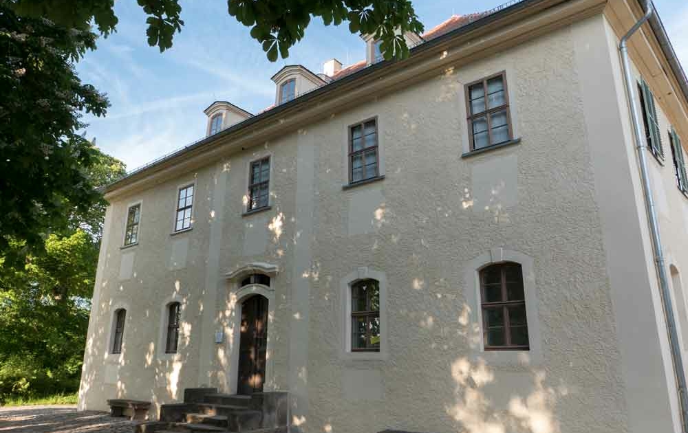 Schloss Tiefurt mit Schlosspark befindet sich in der Nähe von Weimar